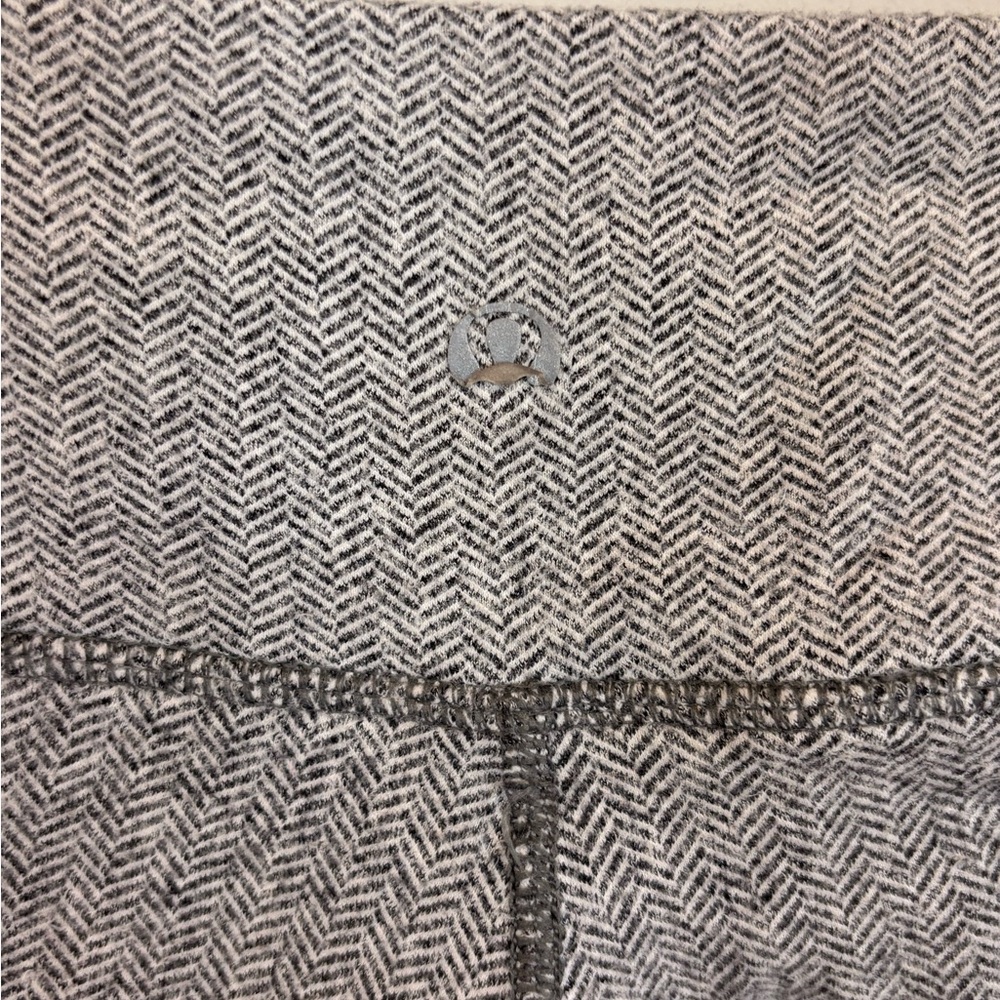 Lululemon Gray Herringbone Patterned Leggings - S… - image 4